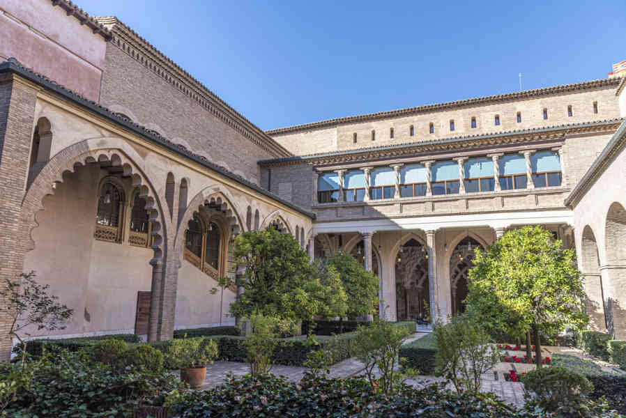 Zaragoza 092 - palacio de la Aljafería - patio de Santa Isabel.jpg